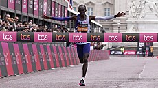 Ke�an Kelvin Kiptum dobíhá do cíle Londýnského maratonu.