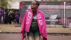 Radost Nizozemky Sifan Hassanové v cíli Londýnského plmaratonu.