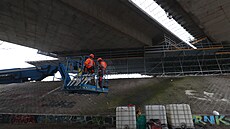 Silničáři začali upravovat sjezd z Barrandovského mostu do Modřanské ulice v...