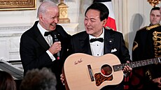 Jihokorejský prezident Jun Sok-jol si na státní ve�e�i se svým americkým...