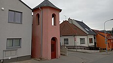 Zvoni�ka v brn�nských Medlánkách má novou st�echu, nep�vodní r��ová fasáda jí...