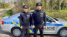 T�ce zran�ného chlapce na�li u kolejí na Ji�ínsku policisté Luká� Veselý a...