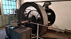 Pohled na transmisi malé vodní elektrárny.