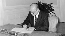 Na snímku Vratislav Vajnar při podpisu ústavního slibu. (20. června 1983)