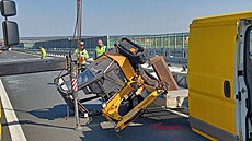 Na dálnici D35 spadl z vleku za dodávkou malý bagr.