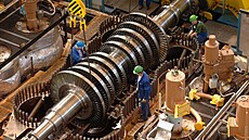 Pracovníci ukládají vysokotlaký rotor do turbosoustrojí na druhém bloku jaderné...