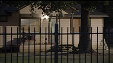 Dům v texaském městě Cleveland, kde pachatel zastřelil pět lidí včetně...