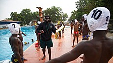 Prince Asante Sefa-Boakye při tréninku vodního póla v Ghaně.