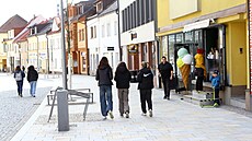 Vzhledem k chladnému jaru se restauraní zahrádky ve árských ulicích jet...