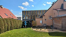 Pavilon se nachází hned naproti rodinnému domu.