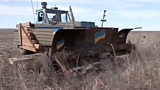 Speciáln upravený traktor v Charkovské oblasti zbavuje podle min