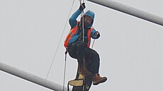 Aktivista Morgan Trowland z Just Stop Oil plhají po most Queen Elizabeth...