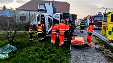 V obci Dasný se na hlavním tahu z Budjovic na Písek pevrátil kamion s kuaty...
