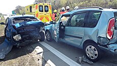 Na 75. km dálnice D11 u obce Pravy havarovala ve sm�ru na Hradec Králové �ty�i...