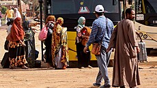 Evakuovaní lidé z Chartúmu ekají na autobus (26. dubna 2023)