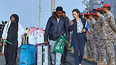 Pracovníci saúdského námo�nictva pomáhají civilist�m, kte�í prchají ze Súdánu...