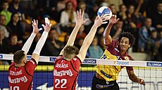 Nivaldo Diáz Gómez (vpravo) z Liberce úto�í p�es Filip Stoilovi�e (vlevo) a...