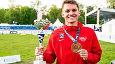 Český moderní pětibojař Martin Vlach s pohárem za 3. místo a bronzovou medailí...