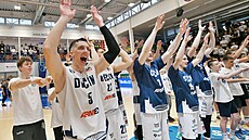 Basketbalisté Dína slaví výhru nad Ostravou.