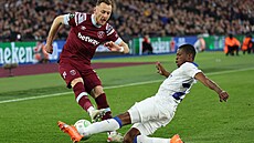 Vladimír Coufal z West Hamu brán�ný Nuriem Fortunou z gentu.