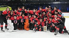 Hokejisté Japonska pózují s pohárem a se zlatými medailemi.