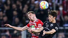 Hiroki Ito (vpravo) ze Stuttgartu v souboji s Irvinem Cardonou z Augsburgu.