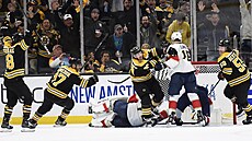 Radek Pastrňák (vlevo) z Bostonu se raduje se spoluhráči z gólu v zápase s...