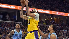 Anthony Davis z Los Angeles Lakers zakonuje na ko Memphisu. Brání ho Desmond...