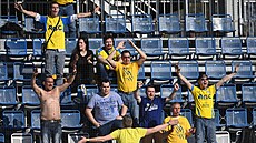 Hrstka fanou�k� Teplic se raduje z výhry v Olomouci.