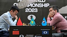 ían Ting Li-en (vlevo) a Rus Jan Npomaij v 8. partii zápasu o achový...