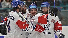 Jakub Flek (uprostřed) se raduje se spoluhráči z gólu v zápase se Slovenskem.