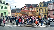 Protest proti vysokých nedoplatkm za energie ped radnicí v Lubech.