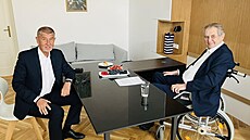 Milo Zeman pivítal Andreje Babie ve své kancelái. (26. dubna 2023)