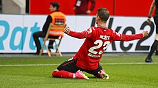 Adam Hloek z Leverkusenu se raduje z gólu.