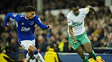 Alexander Isak (vpravo) z Newcastlu obchází Bena Godfreyho z Evertonu.