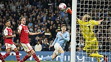John Stones (v modrém) z Manchesteru City skóruje proti Arsenalu. | na serveru Lidovky.cz | aktuální zprávy