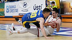 Spencer Svejcar (vlevo) z Ústí nad Labem a Mateo olak z Pardubic bojují o mí.