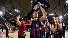 Basketbalisté FC Barcelona slaví výhru v Palau Blaugrana, uprost�ed Jan Veselý.