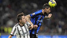 Federico Chiesa (vlevo) z Juventusu a Francesco Acerbi z Interu Milán