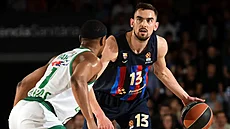 Tomá Satoranský (vpravo) z Barcelony útoí v zápase se algirisem, brání ho...