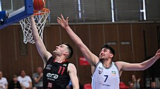 Jimmy Boeheim (vlevo) z Nymburka zakon�uje na ko� USK Praha, brání David Böhm.