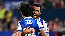 Takefusa Kubo (vlevo) a Mikel Merino slaví gól Realu Sociedad San Sebastian.