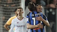 Teun Koopmeiners (vpravo) z Atalanty Bergamo slaví gól proti AS �ím.