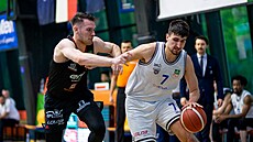 David Böhm (vpravo) z USK Praha úto�í kolem Jimmyho Boeheima z Nymburka.