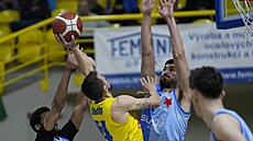 Jakub iina z Opavy posílá mí na ko Slavie, brání David Jelínek.