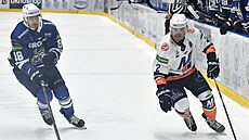 Zach Osburn (vpravo) v dresu Michalovc útoí proti Spiské Nové Vsi, brání...