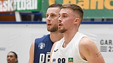 �t�pán Svoboda (vpravo) z�stal v dresu Ostravy, jeho star�í bratr Mat�j Svoboda...
