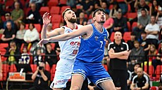 Martin K�í� (vlevo) z Nymburka a David Böhm z USK Praha na doskoku