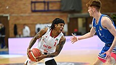 Evan Gilyard (vlevo) z Nymburka bránný Ondejem vecem z USK Praha.