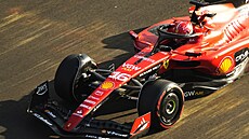 Charles Leclerc z Ferrari v kvalifikaci na Velkou cenu Ázerbájdánu
